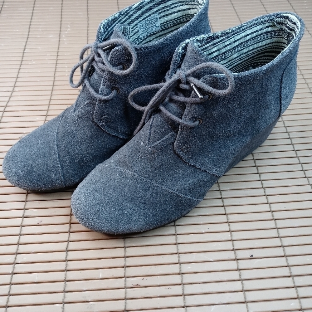 Toms women's 2.5" wedge heel gray suede lace ankle boot. Sz  8.5M. 518pm